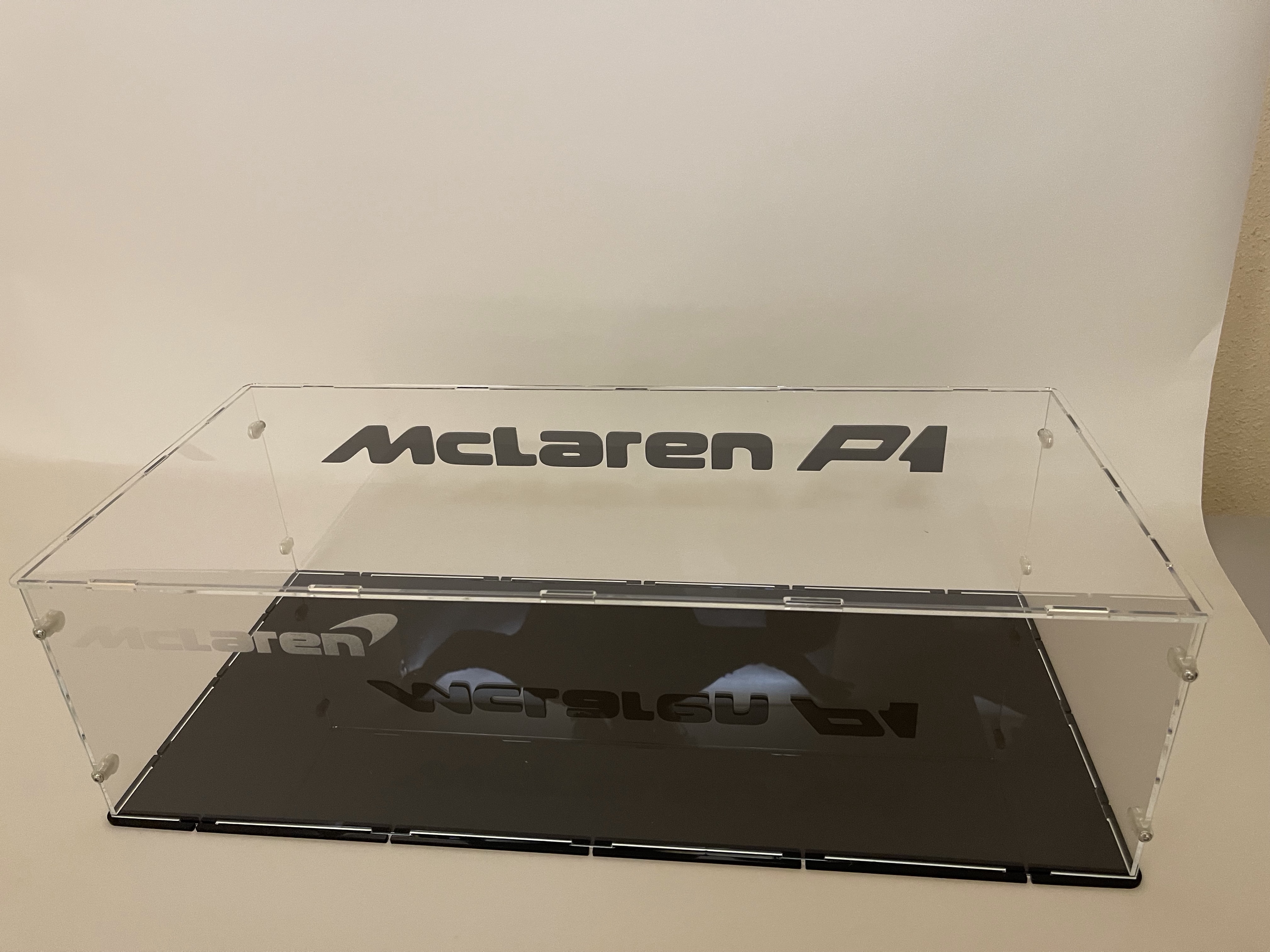 Acrylglas Vitrine Haube für Ihr LEGO® Modell  Mc Laren P1 42172  mit Schrift auf Rückwand und eingravieten Logo